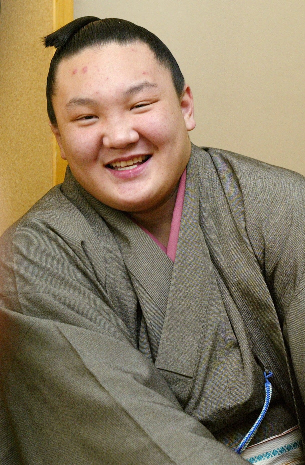 十両昇進が決まって笑顔の白鵬（2003年）　©︎JIJI PRESS