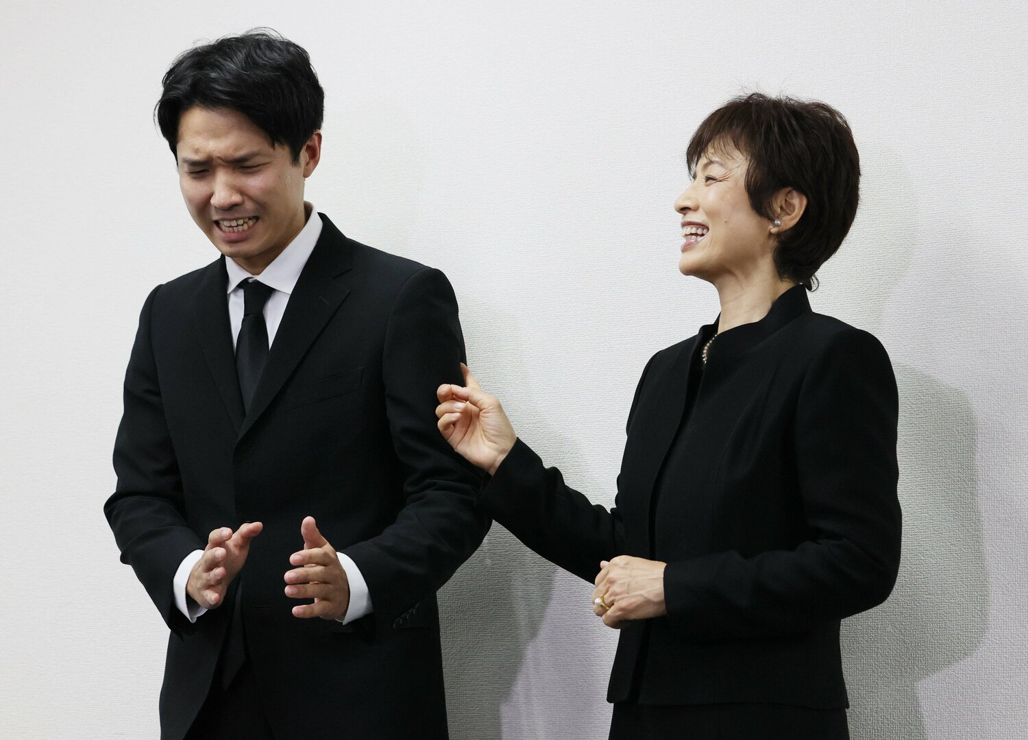 記者会見する妻の榊原郁恵さん（右）。左は長男の渡辺裕太さん　©JIJI PRESS