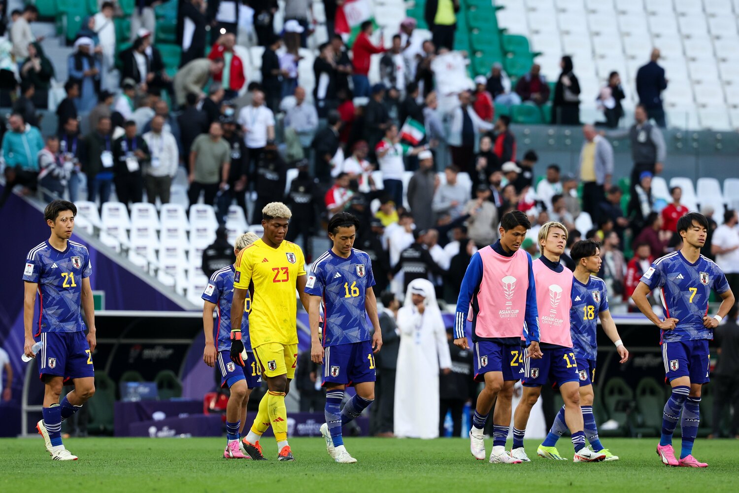 アジアカップでイランに敗れ、悄然とピッチを去る日本代表。渡辺（ビブス左側）の出番は訪れなかった　©Getty Images