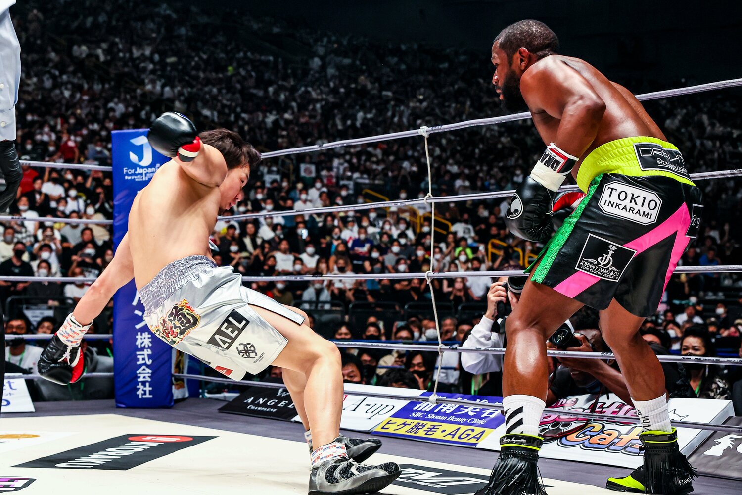 別アングルからの一枚。朝倉はその衝撃を「地面が歪んだ」と表現 ©RIZIN FF Susumu Nagao