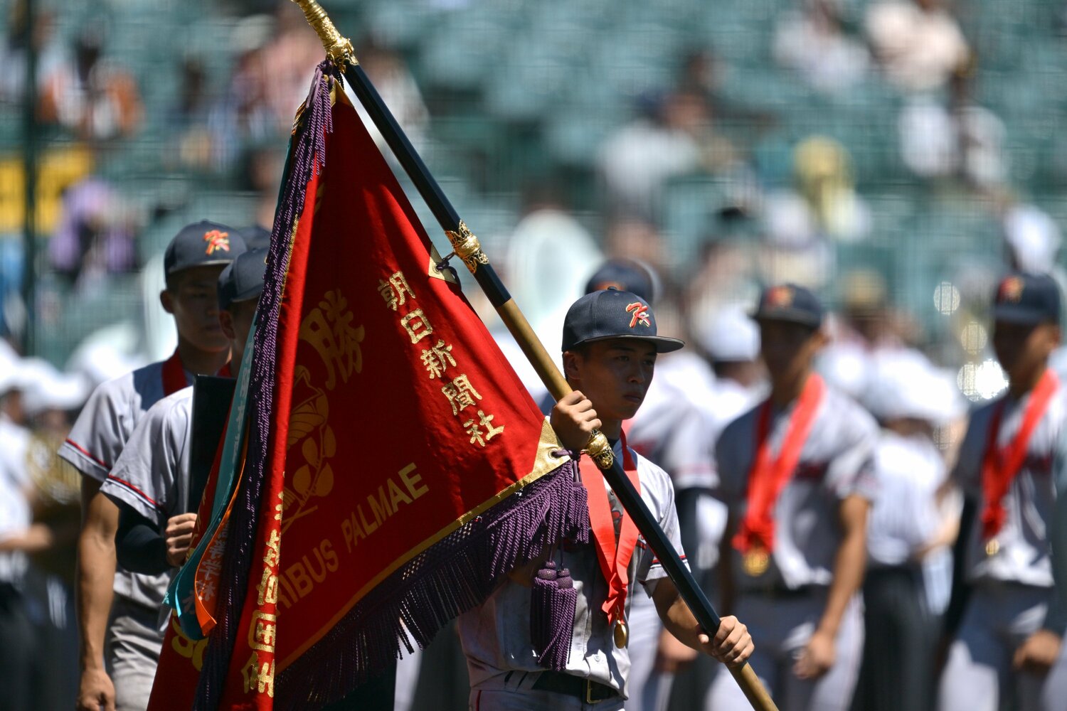 深紅の優勝旗を手にする京都国際の選手 ©Hideki Sugiyama