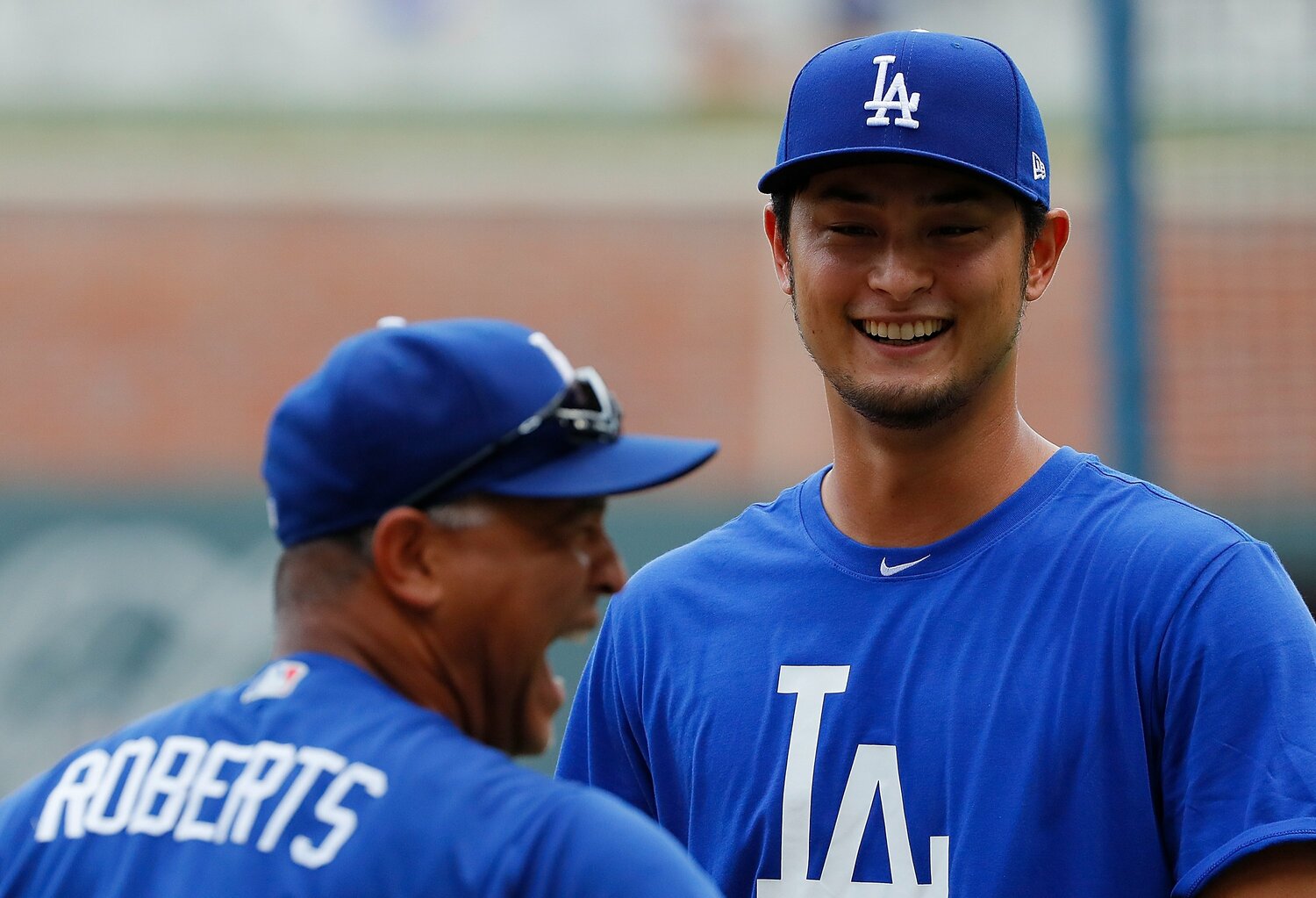 今も指揮を執るロバーツ監督とダルビッシュ　©Getty Images