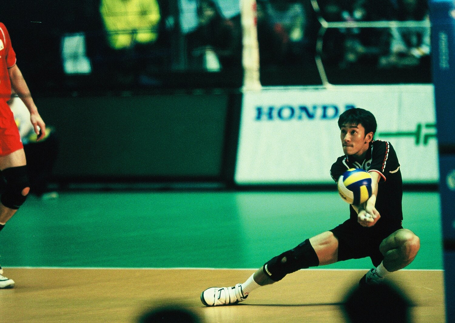 日本で開催された1999年のバレーボールW杯・韓国戦でプレーする西村　©︎AFLO　