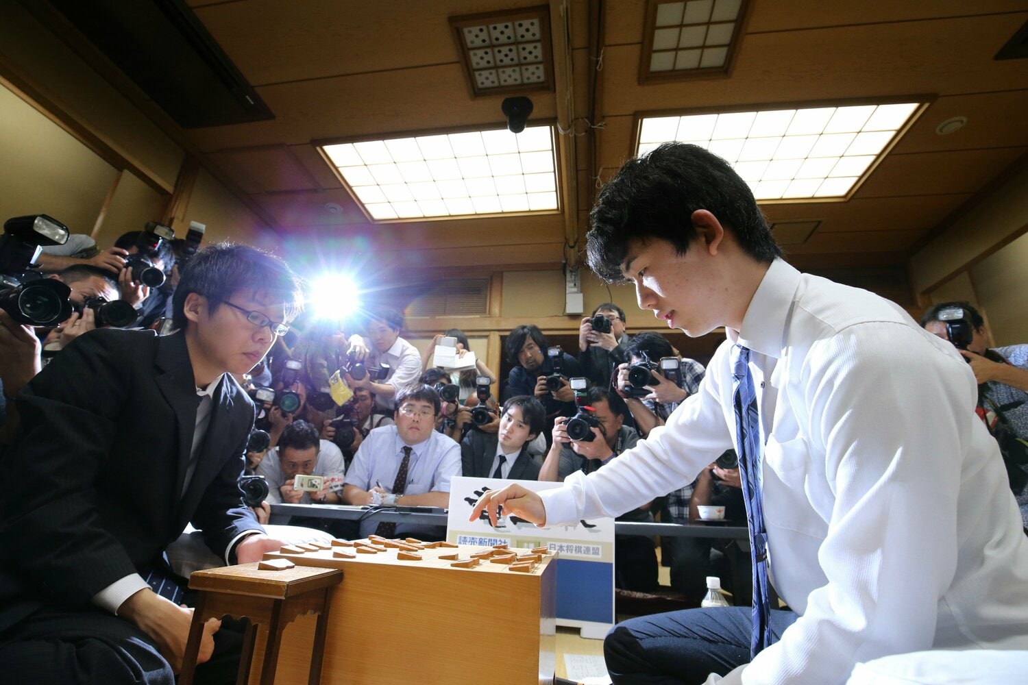 増田と藤井が相まみえた公式戦初対局。将棋会館の特別対局室には多くのメディアが駆け付けた　©JIJI PRESS