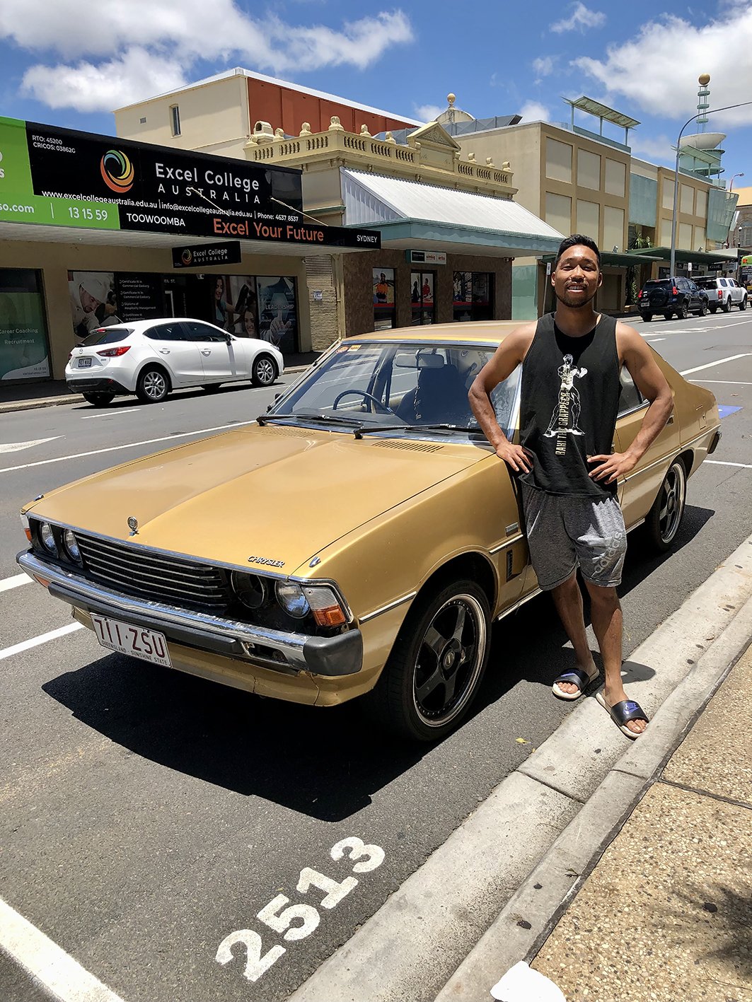 マネージャーのブレンドンに借りた旧車で待ち合わせ場所に訪れた内藤律樹　©Kokou Sekine