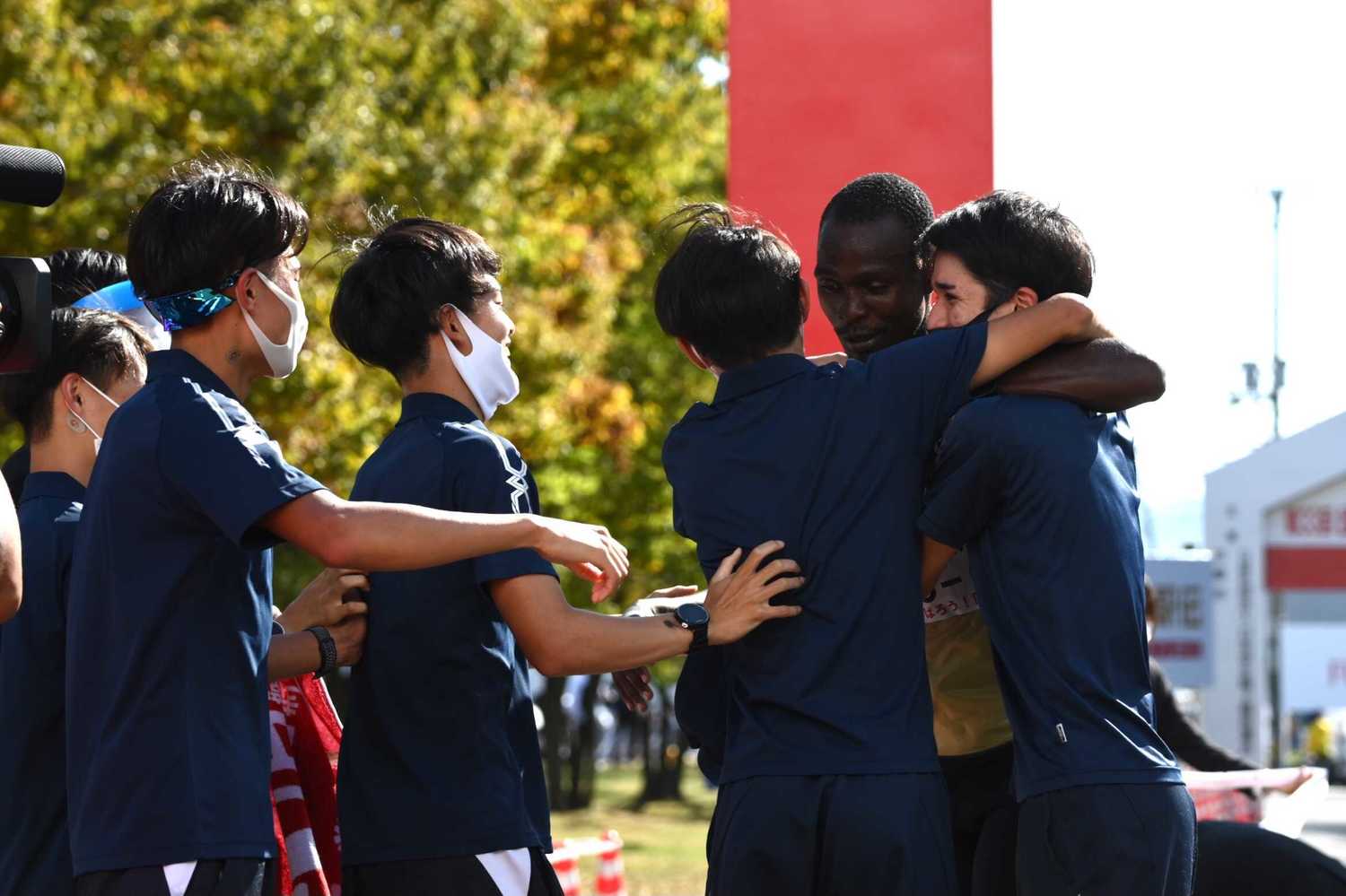 ゴールしたヴィンセントに駆け寄る東国大のチームメイトたち　©Nanae Suzuki