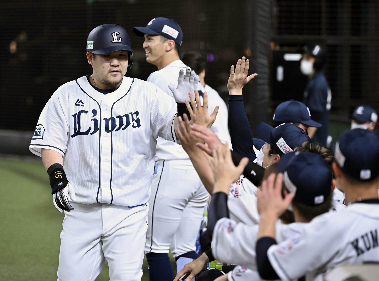 チームを牽引する存在として、後輩たちから慕われる中村剛也　©︎KYODO