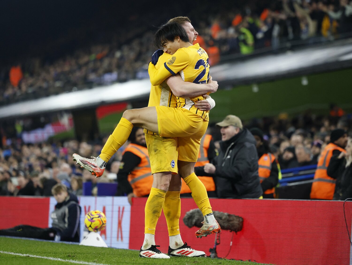 DFウェブスターがゴールした三笘を抱える【4枚目／全4枚】　©AFLO