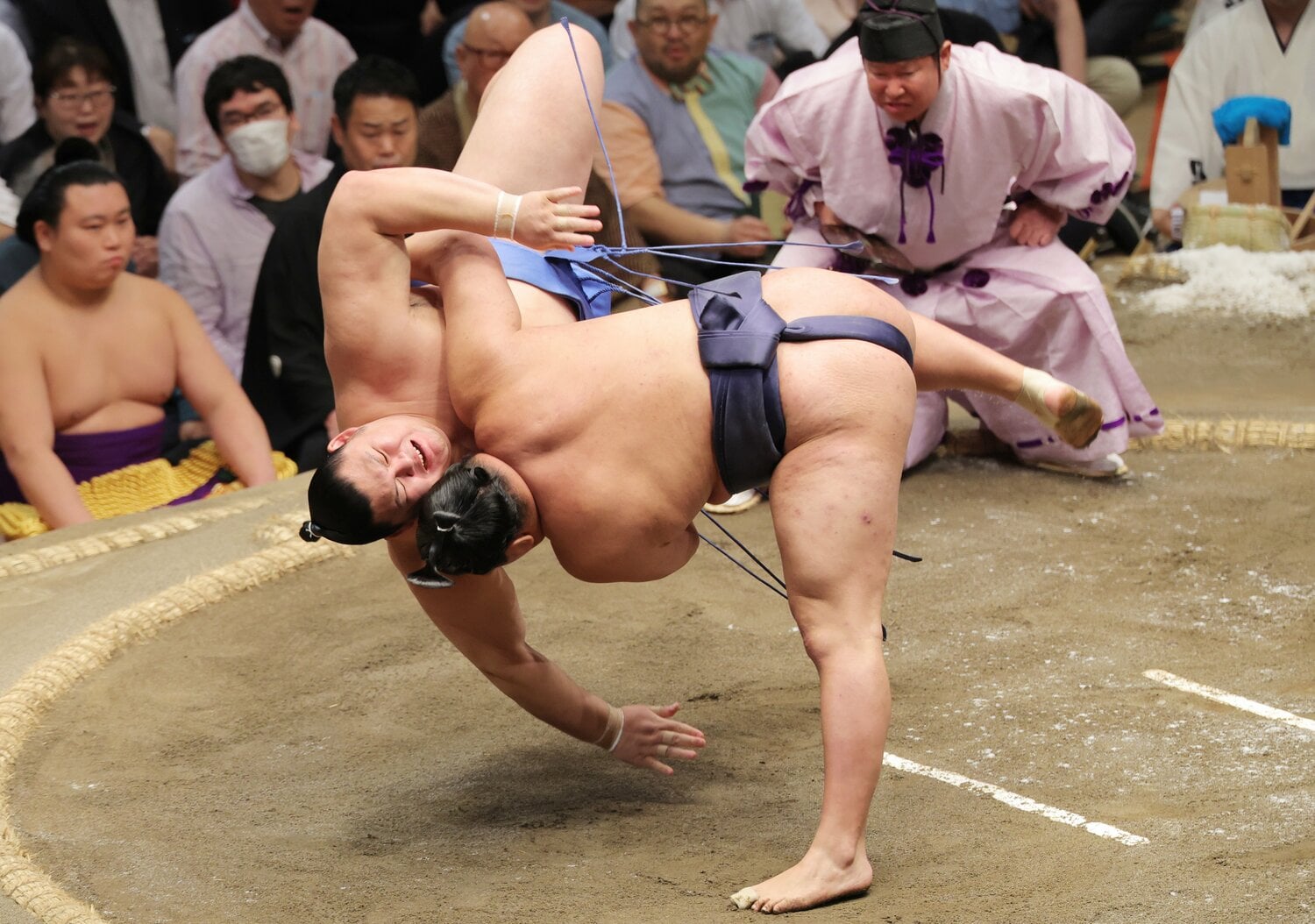 11日目、大の里は豊昇龍に下手投げで派手に敗れた。これで豊昇龍には3連敗　©JIJI PRESS