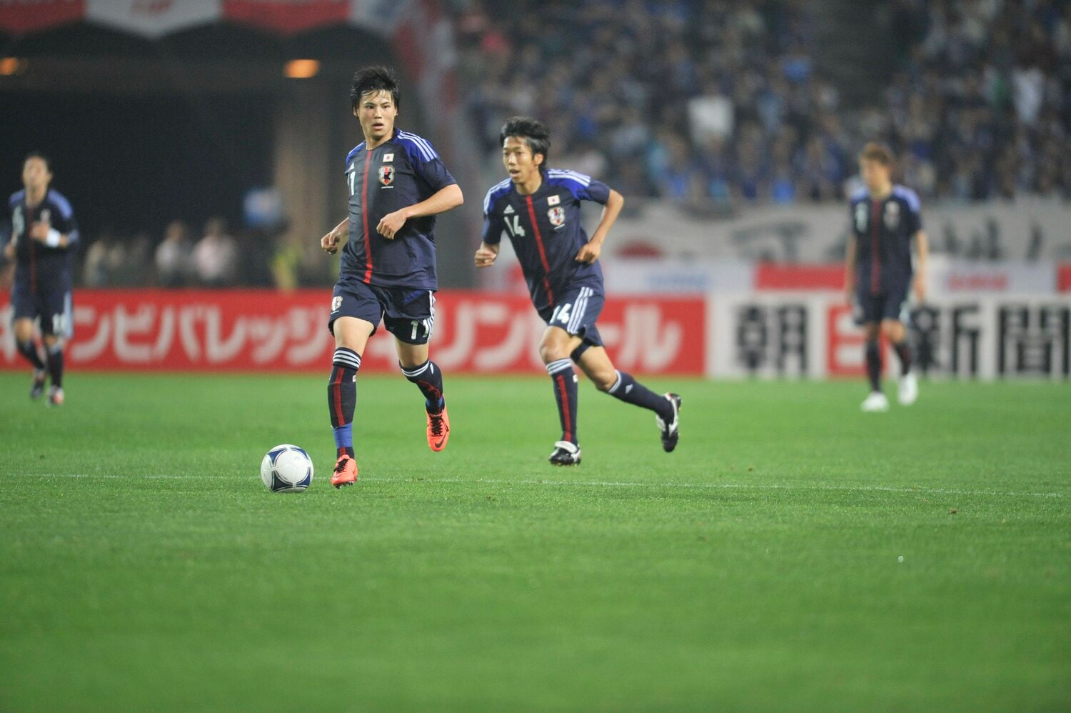 2012年5月、アゼルバイジャン戦でともにプレーする宮市亮と中村憲剛氏　©Miki Fukano