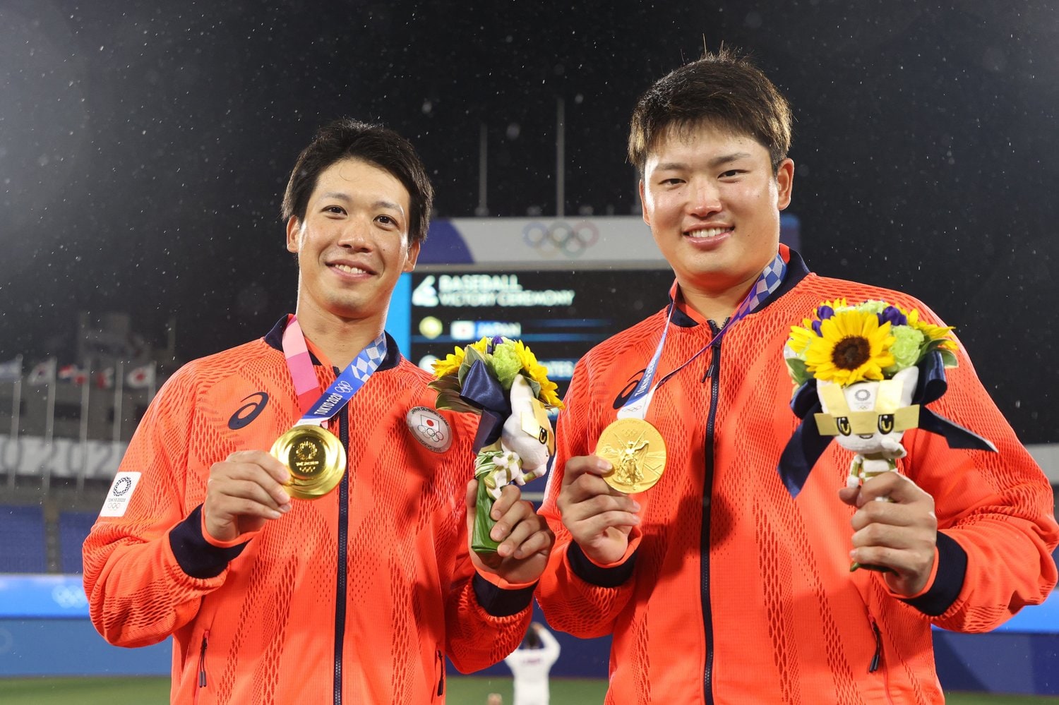 金メダリストとなった山田と村上　©Getty Images
