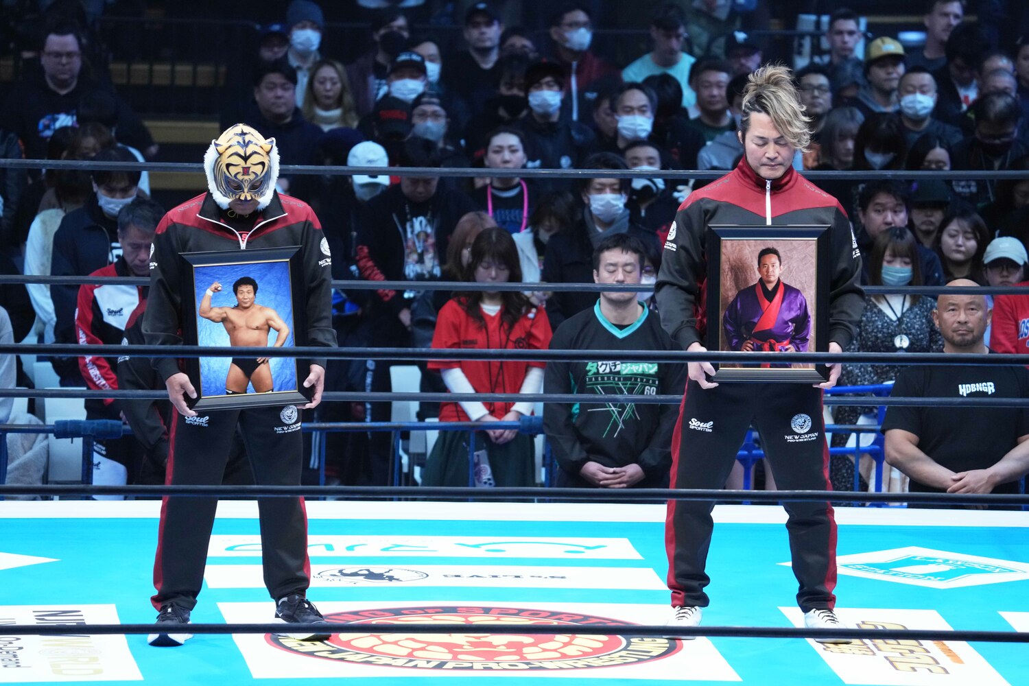 グラン浜田と西村修に捧げられた追悼の10カウント。3月6日、大田区総合体育館　©Essei Hara