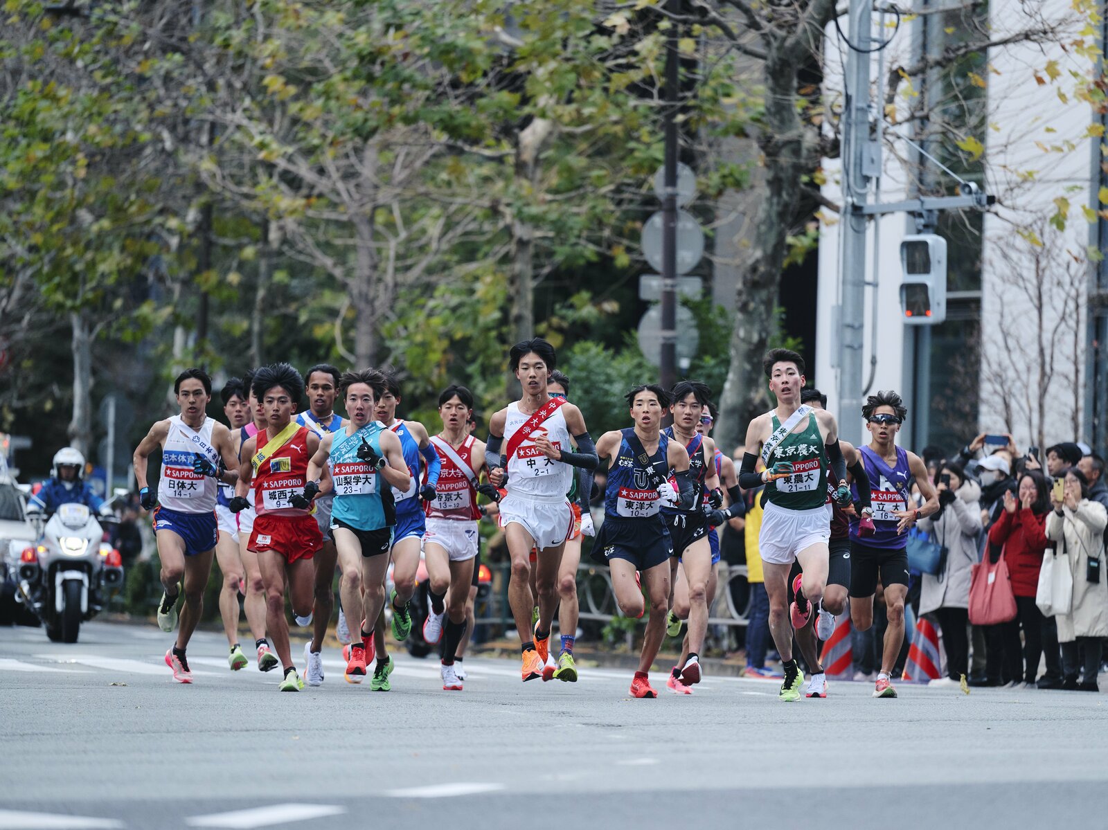 第100回の箱根駅伝1区を走る平島（左端）