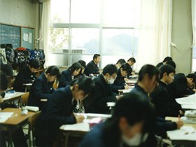 窓際の席で、苦手だという数学の授業に臨む理数科の原田。学年末テストの出来は「微妙」。       