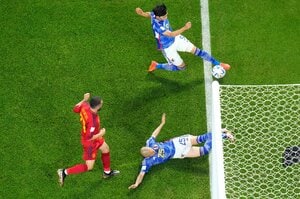 【超話題】あの写真のカメラマン直撃！三笘薫“奇跡の1ミリ”、なぜ上空から撮れたの？「地上50mからニッポンのゴールを待っていた」