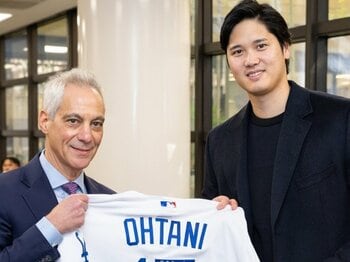 大谷翔平との会話「言うのは適切ではないが…」アメリカ大使もビックリ“大谷がひっそり訪れていた”現場ウラ側「デコピン用のビザを渡すと…」＜Number Web＞ photograph by U.S. Embassy