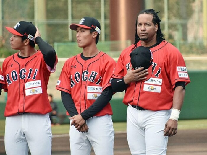 さよなら“高知のマニー・ラミレス”!野球が大好きな男の奇跡の2カ月。<Number Web> photograph by Kyodo News
