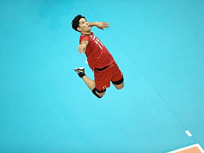 想像を遥かに超えたサービスエース。19歳西田有志に、仲間も世界も慄く。＜Number Web＞ photograph by Kiyoshi Sakamoto/AFLO