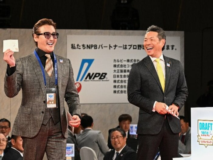 理系の秀才がなぜ“ドラフト会議の司会者”に？「台本読むだけなら、よそでやれ」ドラフト名物アナの下積み時代…あの声の原点はディズニーランドだった＜Number Web＞ photograph by Yuki Suenaga