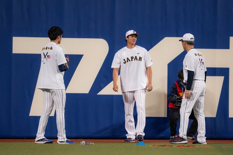 佐々木朗希を呼び寄せ、合流した大谷翔平のもとを訪れる吉井監督（侍ジャパンでは投手コーチ）©︎Nanae Suzuki
