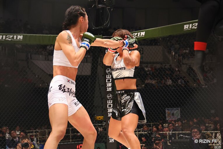 RENAvsシン・ユリ　©RIZIN FF