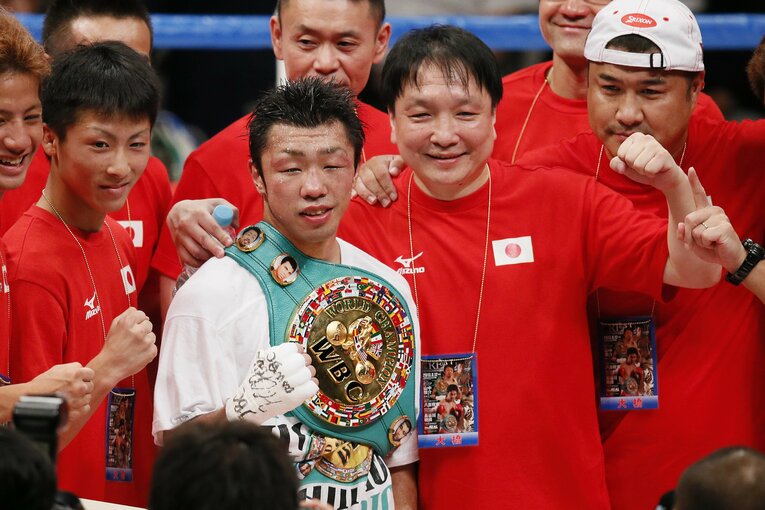 2013年8月、八重樫東が判定でWBCフライ級を初防衛。左が、世界王者になる前の井上尚弥20歳　©AFLO（アフロスポーツ）