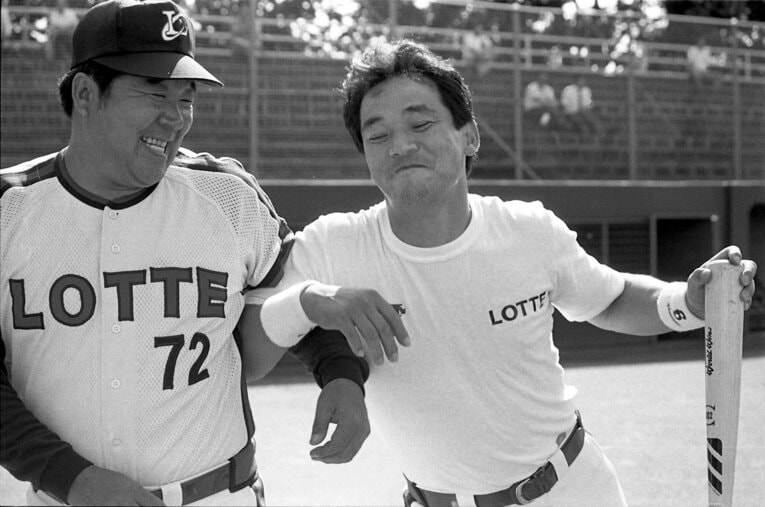 楽しそうな稲尾監督と落合　©Sankei Shimbun