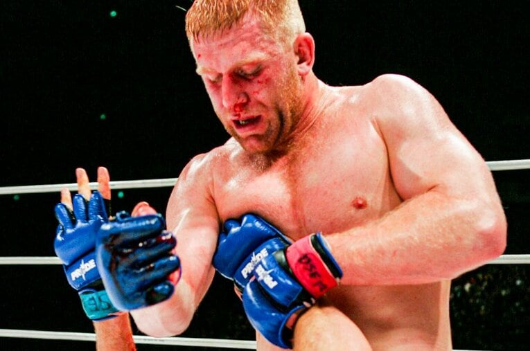 冷酷なマウントパンチでセーム・シュルトを追いつめるセルゲイ・ハリトーノフ。あまりの凄惨さに、客席からは悲鳴もあがった ／ photograph by Susumu Nagao