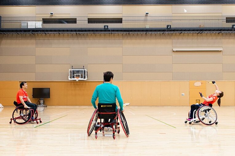 〈金メダル獲得〉松岡修造がラリーで「わ！ 取れない！」に「キャハハ！」 パラバドミントン里見紗李奈は“ゆるふわ”だけどスゴく“負けず嫌い”(8)