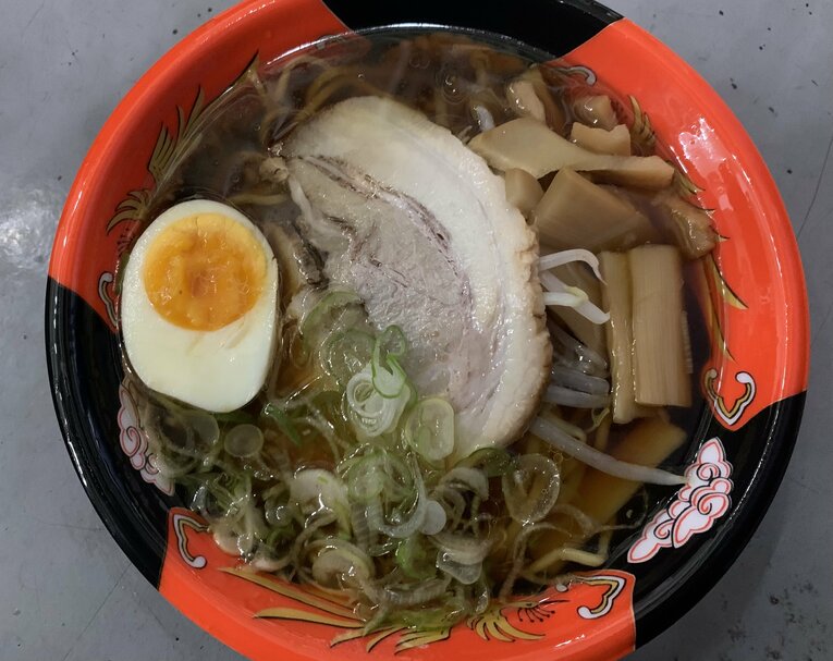 札幌醤油ラーメン。なぜ汁物を頼んでしまったのか