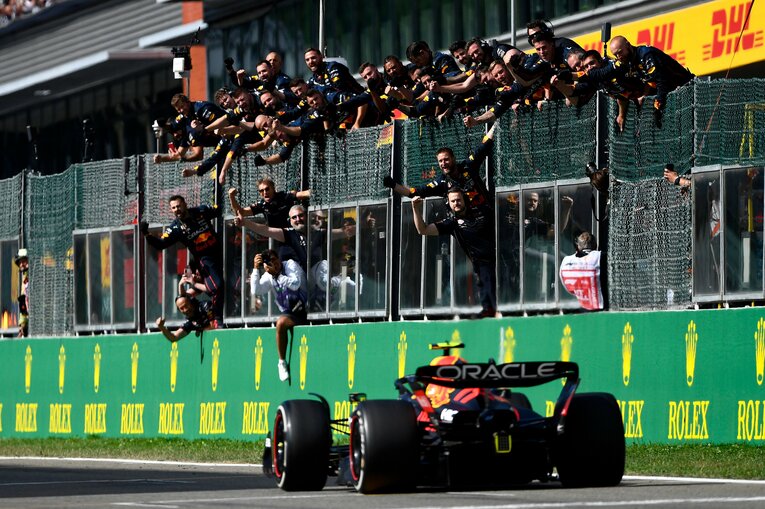 圧倒的スピードでチェッカーフラッグまで駆け抜けたフェルスタッペン　photograph by Getty Images / Red Bull Content Pool