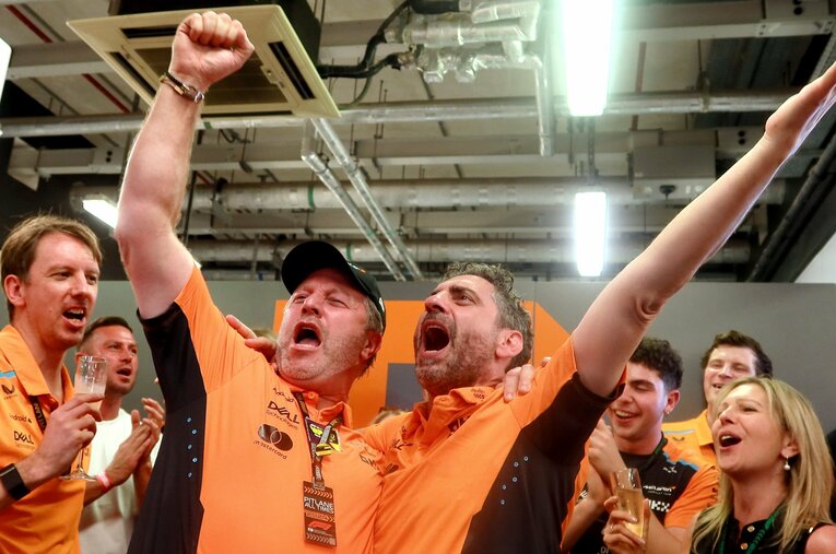 祝勝会で喜びを分かち合うマクラーレンCEOのザック・ブラウン（左）とチーム代表のアンドレア・ステラ ／ photograph by Masahiro Owari