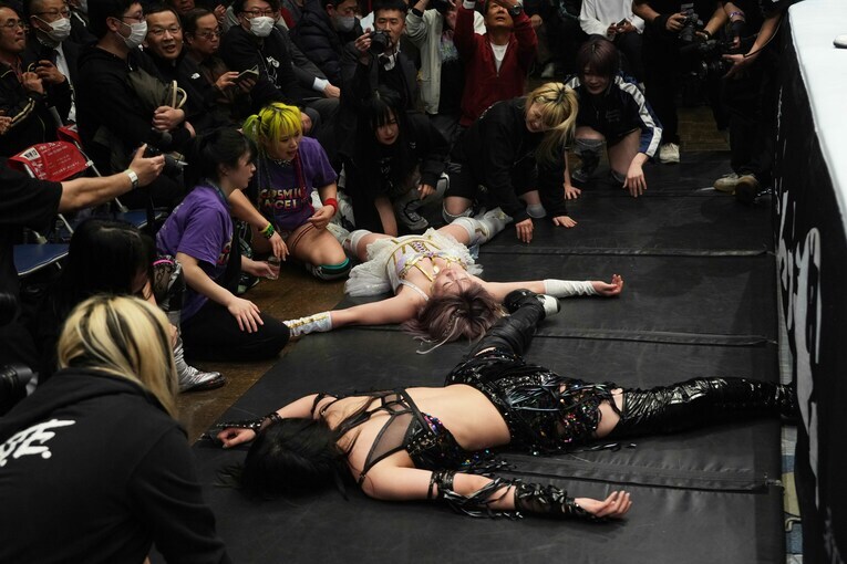 上谷沙弥の場外へのフランケンシュタイナーで両者ダウン　©Essei Hara