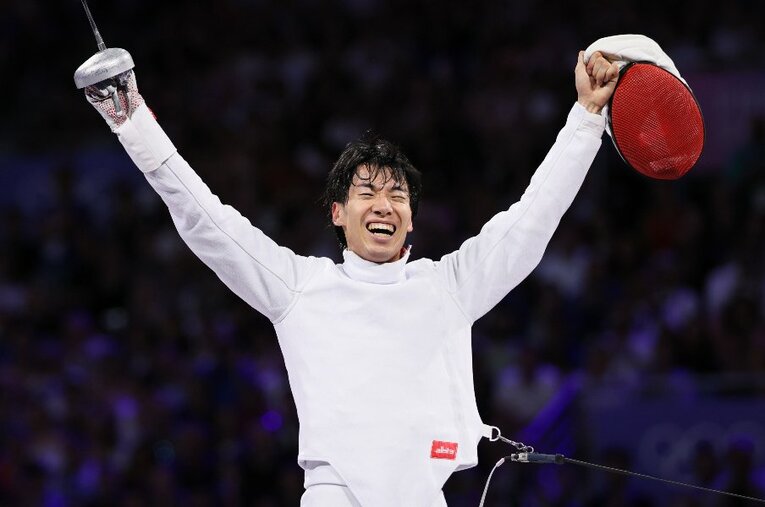 男子エペ個人決勝で地元フランスのヤニック・ボレルを破り、笑顔で両手を突き上げる加納虹輝。グラン・パレの大観衆は総立ちで拍手を送った ／ photograph by JMPA