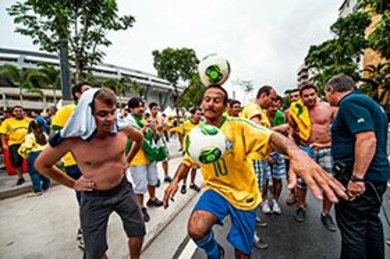 貪欲なブラジルが静かに優勝。お土産はダビド・ルイスの肘打ち。(4)