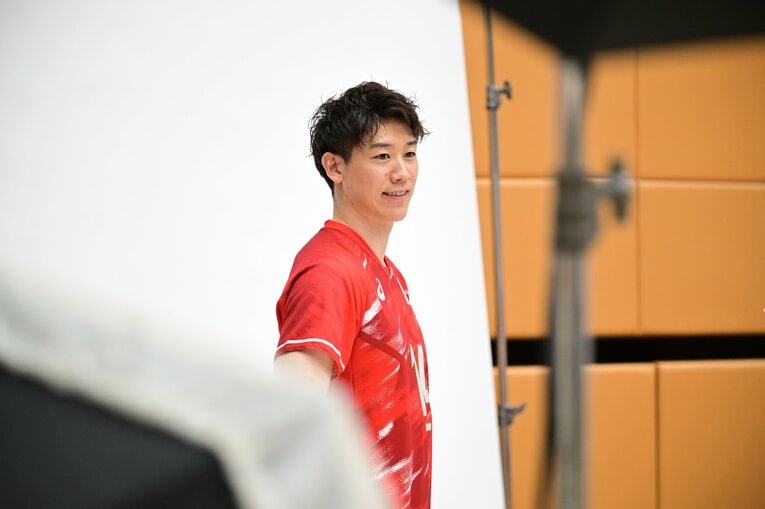 新しい日本代表のユニフォームを着用し、撮影に応じる石川祐希　©︎JVA/AFLO SPORT