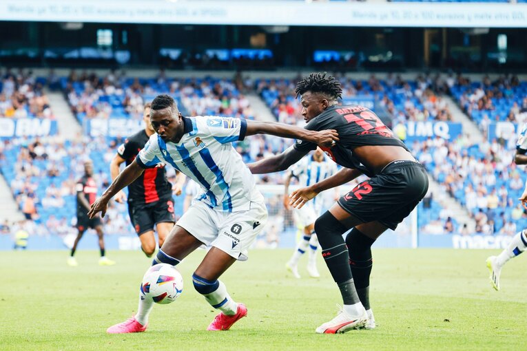 久保建英22歳が試合中“舌をペロッ＋笑顔”で…「クボいるの？」子供人気は今季も！ カメラマンが撮った“ソシエダ2年目開幕前のワクワク”(18)