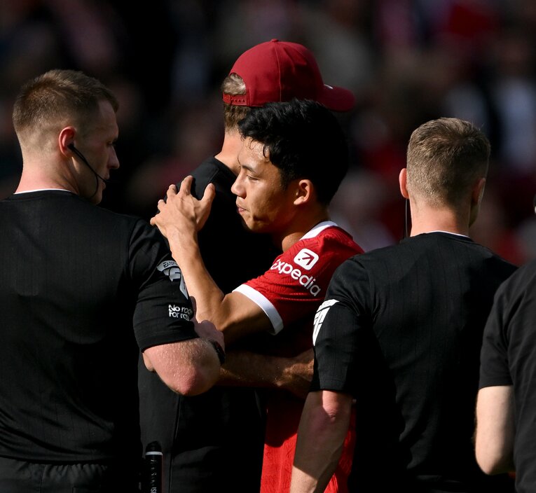 8月19日、急遽途中出場したボーンマス戦。3－1での勝利後に抱き合う遠藤とクロップ監督　©Getty Images