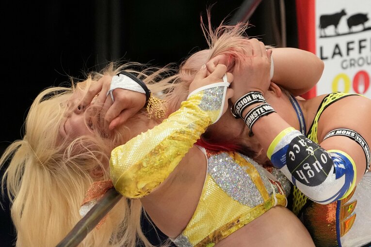 ビクトリア弓月と高橋奈七永の激しいオープニングマッチ　©Masashi Hara