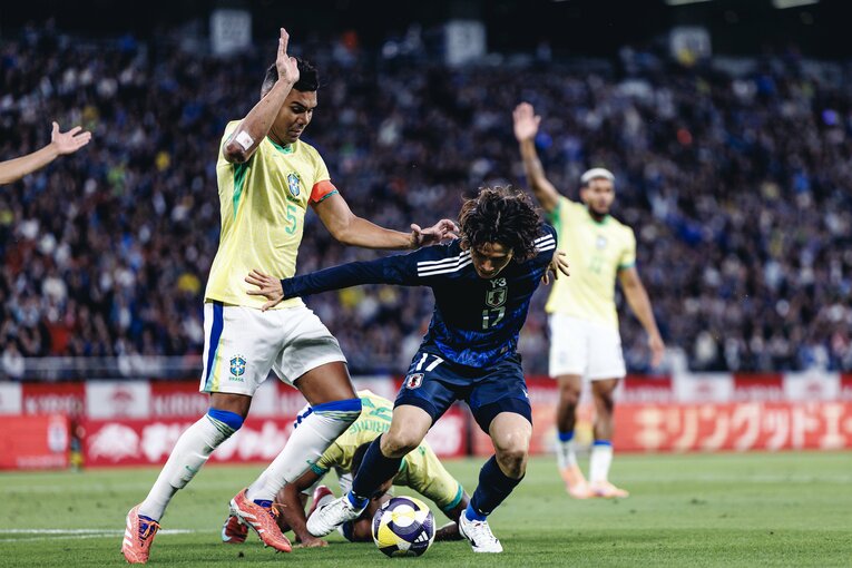 【計30枚超：“テレビに映らない”日本代表ブラジル戦歴史的初勝利】カゼミーロと競り合う田中碧…写真はまだまだ続きます　©Kiichi Matsumoto
