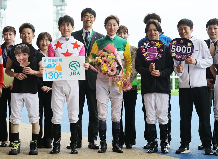 今年7月12日、函館競馬場で達成された通算5000勝。ジョッキー仲間たちも皆「武豊ファン」だ　©JIJI PRESS