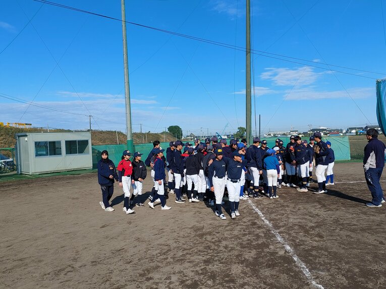 地元の小学生向けに野球教室を行う仙台一高野球部ナイン　©NumberWeb