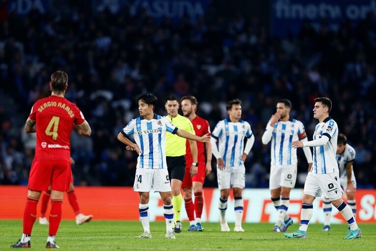 交代のバレネチェアに手を伸ばしつつ、ベンチ前の動きが気になる久保　©Daisuke Nakashima