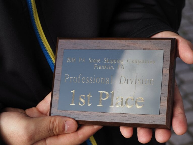 2018年にペンシルバニアの大会で手にした優勝盾　photograph by Yu Saito