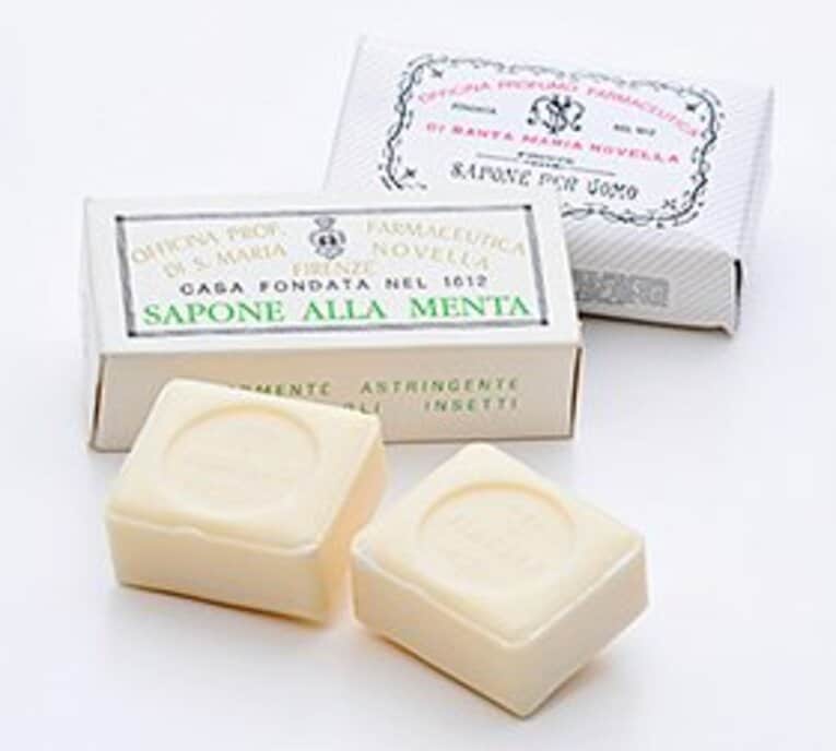 サンタ・マリア・ノヴェッラのソープは自社で開発した機械を使い、昔ながらの製法で生産。ミントや花といった自然成分を使用したソープは、ソフトな香りが魅力だ。スポーツから帰ったら、こんな優しいソープで念入りに汗と汚れを洗い流したい。ミントソープ（2個入り）2310円（写真左）、メンズソープ1995円（写真右）。 