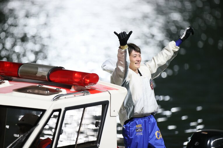 喜びのアロハポーズを披露　©日本モーターボート競走会