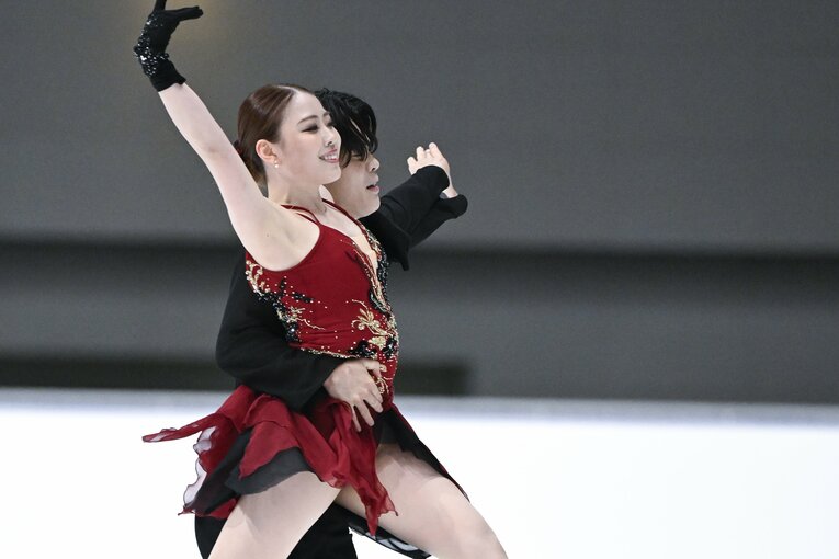 初の国際大会出場となった「木下グループ杯」で演技を行う紀平梨花・西山真瑚　©Asami Enomoto【スワイプするとそのほかの写真もご覧になれます】