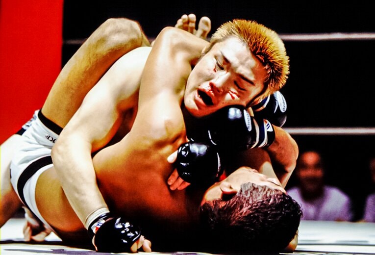 2002年6月、レオナルド・サントスに判定勝ち