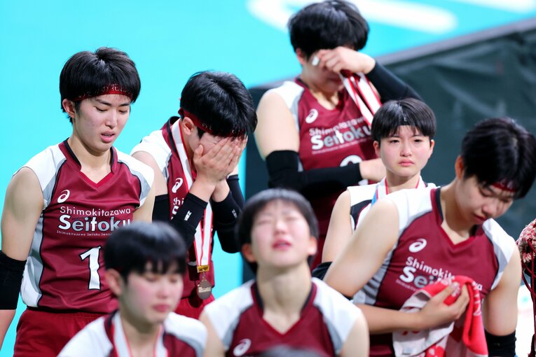 2021年度の春高バレーでは準決勝で敗退した下北沢成徳。当時1年生の内澤（右）も悔しそうな表情を浮かべる　©︎Naoki Nishimura/AFLO SPORT