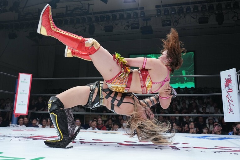 ピーチサンライズでSareeeを投げる渡辺桃　©Essei Hara